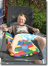 Lukas Ortolf beim Sonnenbaden